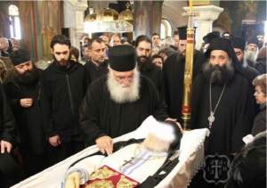 FOTO / La slujba de înmormântare, și-a mișcat mâna în coșciug! Părintele Nectarie Vitalis, binecuvântare de după moarte?