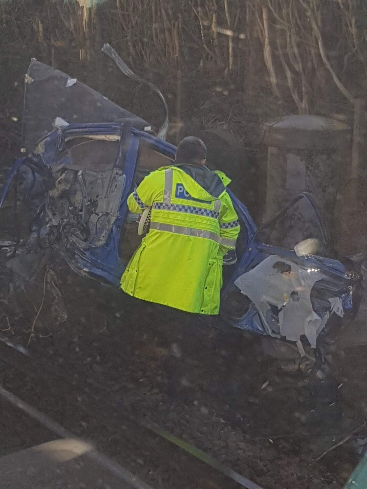 FOTO / Accident feroviar cumplit! Un tren a rupt în două o maşină. Doi oameni au murit