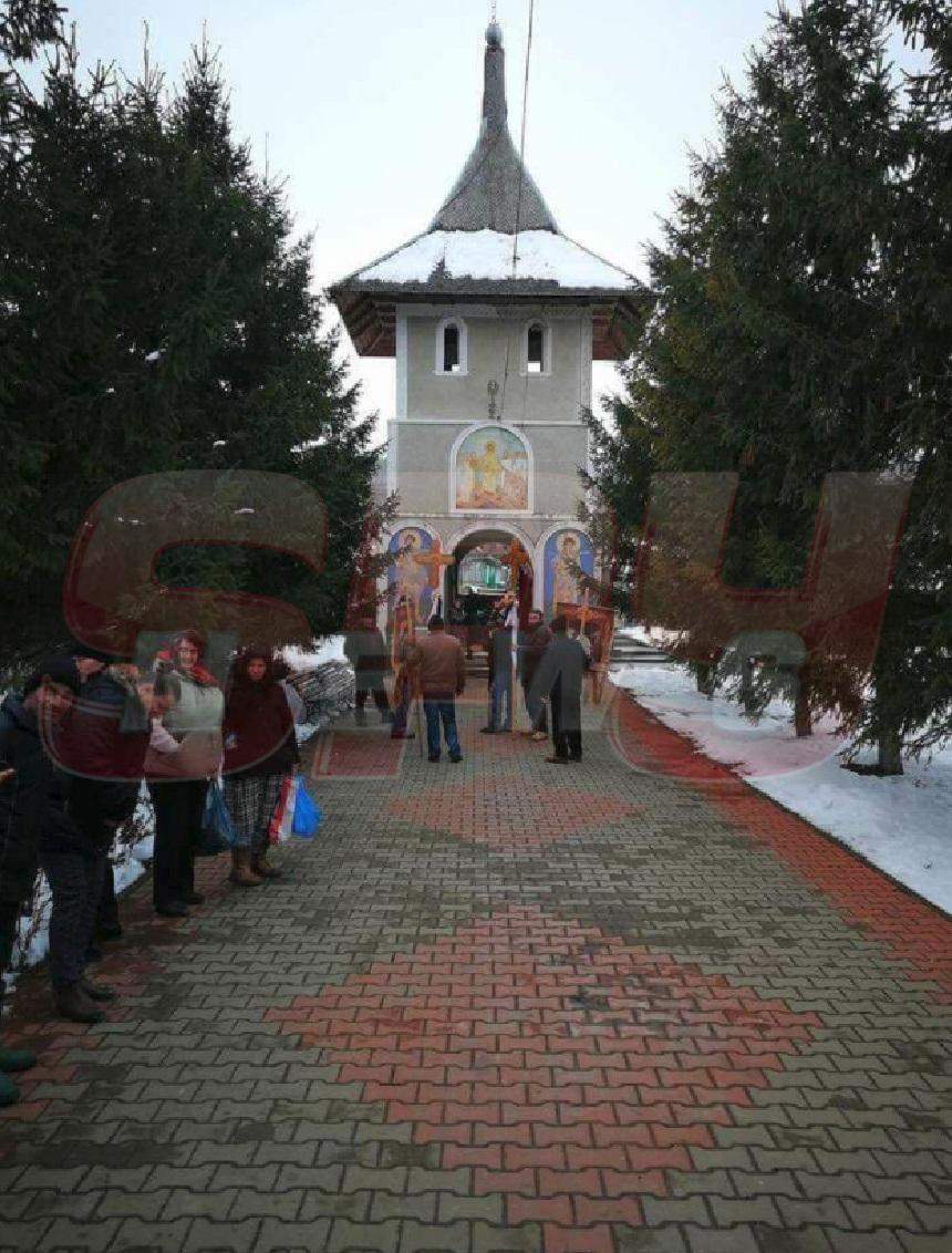 FOTO / Imagini dureroase de la înmormântarea Petronelei, fetița de 8 ani bolnavă de cancer pe care părinții au refuzat să o trateze