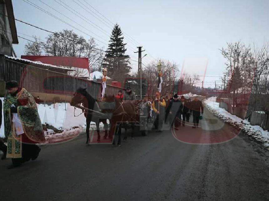 FOTO / Imagini dureroase de la înmormântarea Petronelei, fetița de 8 ani bolnavă de cancer pe care părinții au refuzat să o trateze