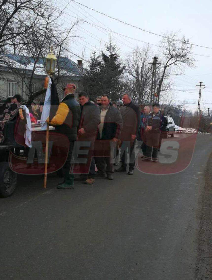 FOTO / Imagini dureroase de la înmormântarea Petronelei, fetița de 8 ani bolnavă de cancer pe care părinții au refuzat să o trateze