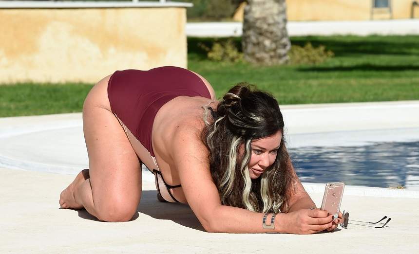 FOTO /Selfie fail pentru o prezentatoare tv! Detaliul scârbos care a făcut-o de ruşine te va lăsa mut