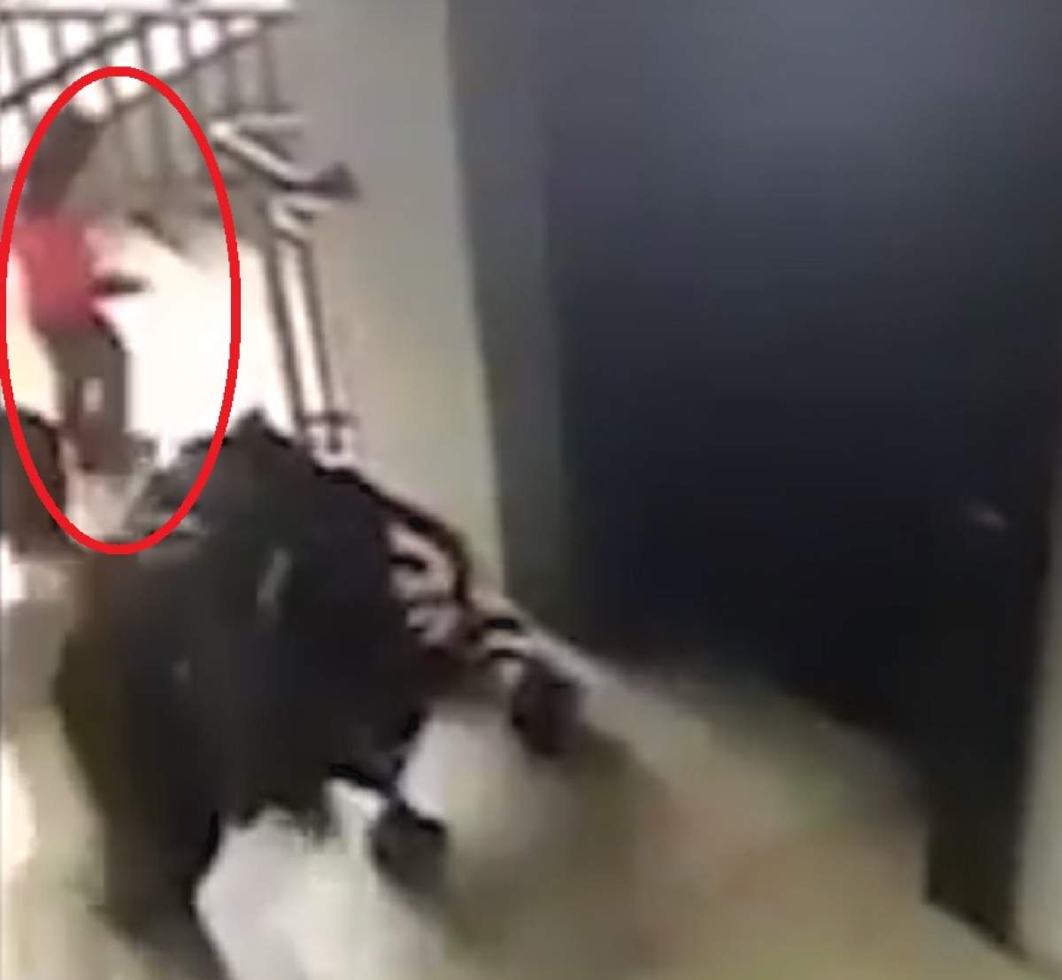 VIDEO / O fetiţă de 2 ani a ajuns în stare gravă în timp ce mama ei folosea telefonul! Copila a căzut şi s-a rănit la cap