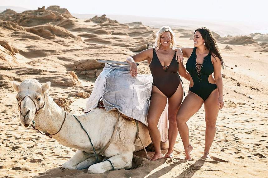 FOTO / Modelul plus-size Ashley Graham, PICTORIAL INCENDIAR în Maroc! Vedeta și-a etalat formele împreună cu mama sa