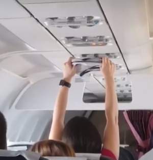 VIDEO VIRAL / O tânără şi-a uscat chiloţii în avion! Modul ingenios la care a apelat i-a lăsat pe pasageri muţi