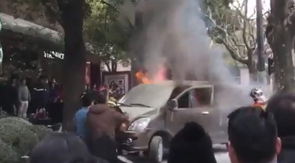 VIDEO / O dubă în flăcări a intrat în pietoni. Sunt 18 victime