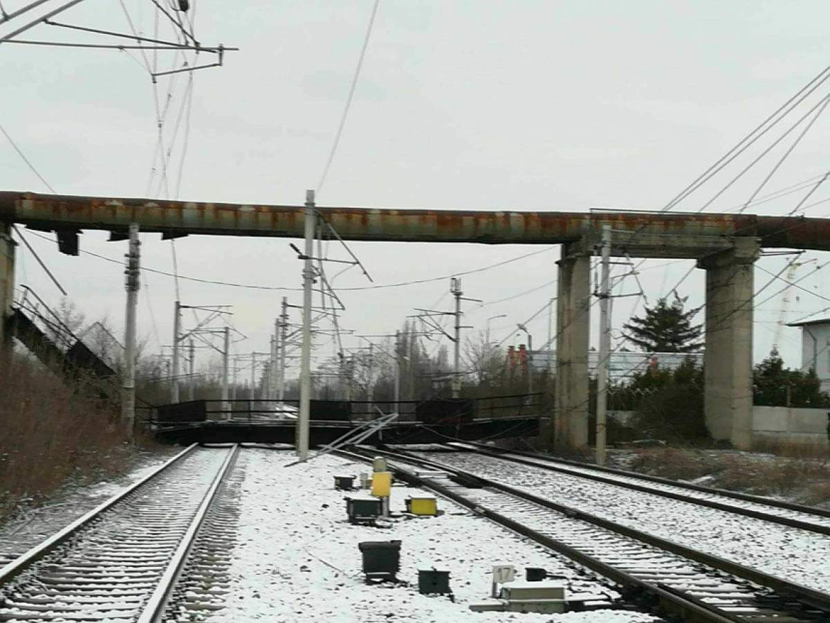 FOTO / Circulaţia trenurilor este blocată în Ploieşti. S-a prăbuşit un pod