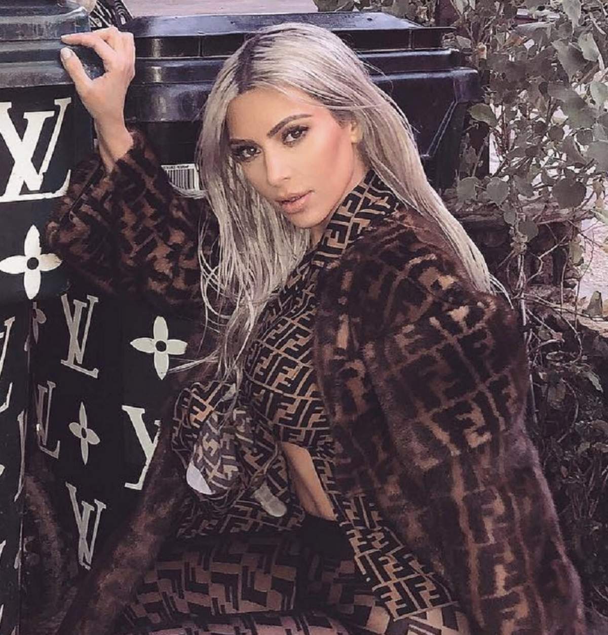 FOTO / Kim Kardashian, goală în pat pentru un bărbat misterios! Ipostazele senzuale au ridicat multe semne de întrebare