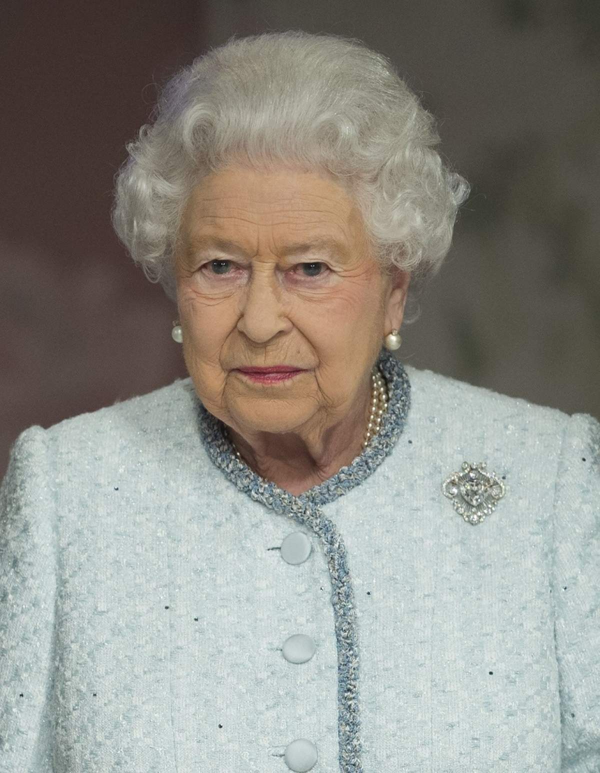 FOTO / Regina Elisabeta a II-a, apariţie sclipitoare la Săptămâna Modei. Ce ţinută a purtat suverana
