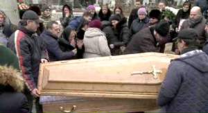 FOTO / Lacrimi și suferință la înmormântarea Anastasiei Cecati. Ce s-a întâmplat cu mama tinerei omorâtă de soţul stomatolog