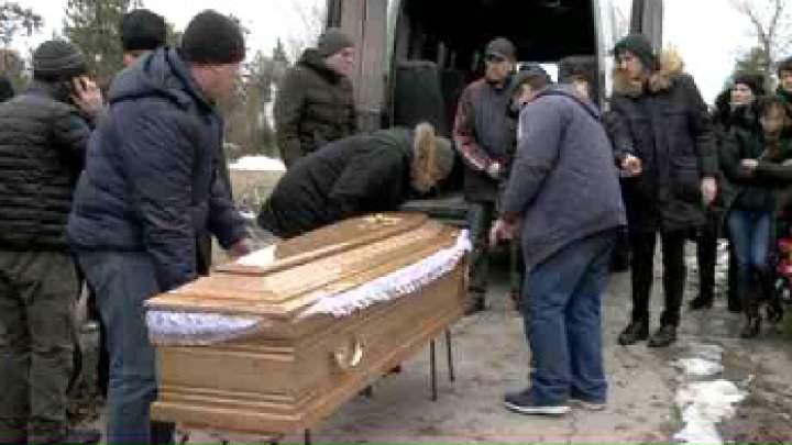 FOTO / Lacrimi și suferință la înmormântarea Anastasiei Cecati. Ce s-a întâmplat cu mama tinerei omorâtă de soţul stomatolog