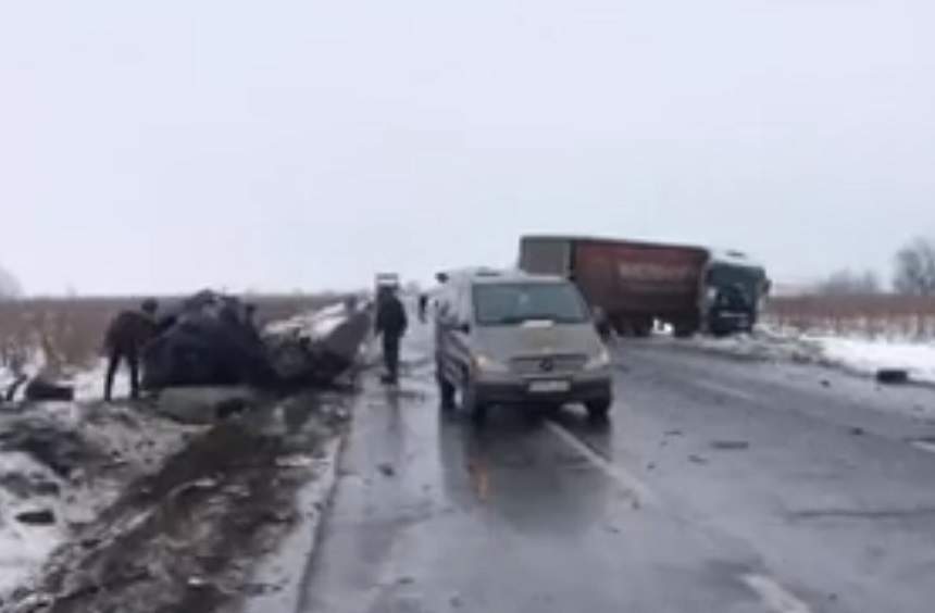 VIDEO / Accident cu tentă de sinucidere în Vrancea. Un bărbat a murit, după ce şi-a înjunghiat soția, cu o seară înainte