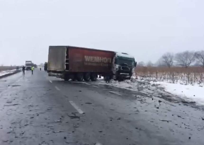 VIDEO / Accident cu tentă de sinucidere în Vrancea. Un bărbat a murit, după ce şi-a înjunghiat soția, cu o seară înainte