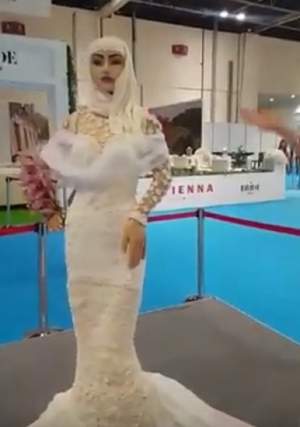 VIDEO / Cum arată ultima "fiță" în materie de torturi în Dubai! Costă un milion de dolari și este încrustat cu diamante si perle