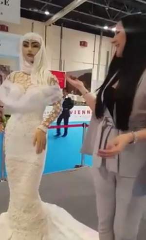 VIDEO / Cum arată ultima "fiță" în materie de torturi în Dubai! Costă un milion de dolari și este încrustat cu diamante si perle