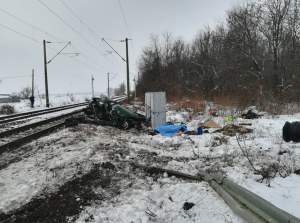 FOTO / Accident grav în Iaşi! Două persoane au murit, după ce maşina lor a fost lovită în plin de un tren