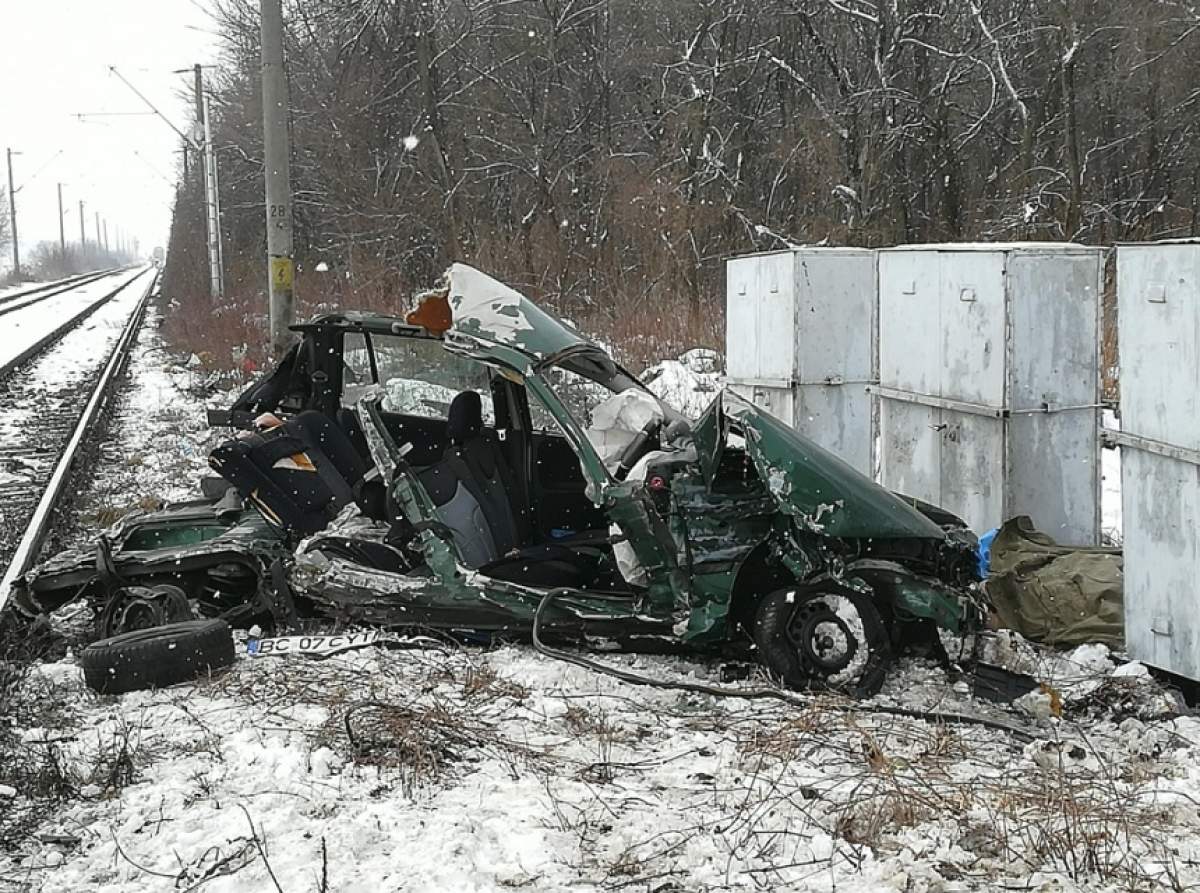 FOTO / Accident grav în Iaşi! Două persoane au murit, după ce maşina lor a fost lovită în plin de un tren