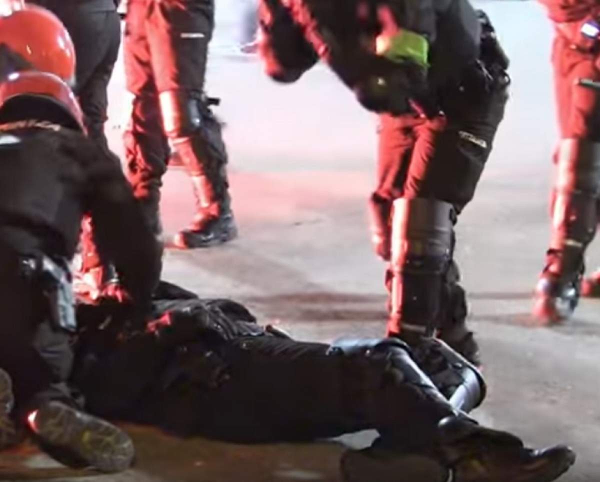VIDEO / Tragedie în fotbal! Un poliţist a murit în timpul unor bătăi de stradă între suporteri