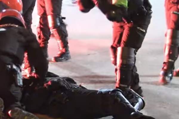 VIDEO / Tragedie în fotbal! Un poliţist a murit în timpul unor bătăi de stradă între suporteri