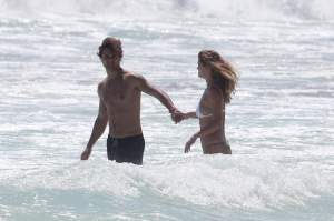 FOTO / Nu se pot dezlipi unul de altul! Fosta iubită a lui Leonardo DiCaprio, scene fierbinți cu amorezul pe plajă 
