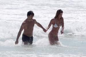 FOTO / Nu se pot dezlipi unul de altul! Fosta iubită a lui Leonardo DiCaprio, scene fierbinți cu amorezul pe plajă 