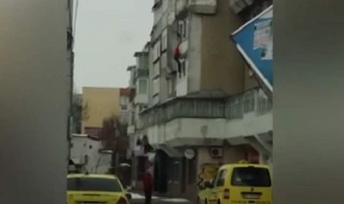 VIDEO / Imagini de groază! Un bărbat din Neamţ este împins de la balcon și cade în gol de la etajul trei