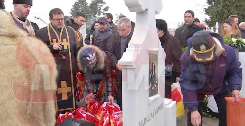 FOTO & VIDEO  / Tatăl Mădălinei Manole, în lacrimi lângă cavoul artistei: "Nu o să îmi dau sufletul până nu aflu adevărul"