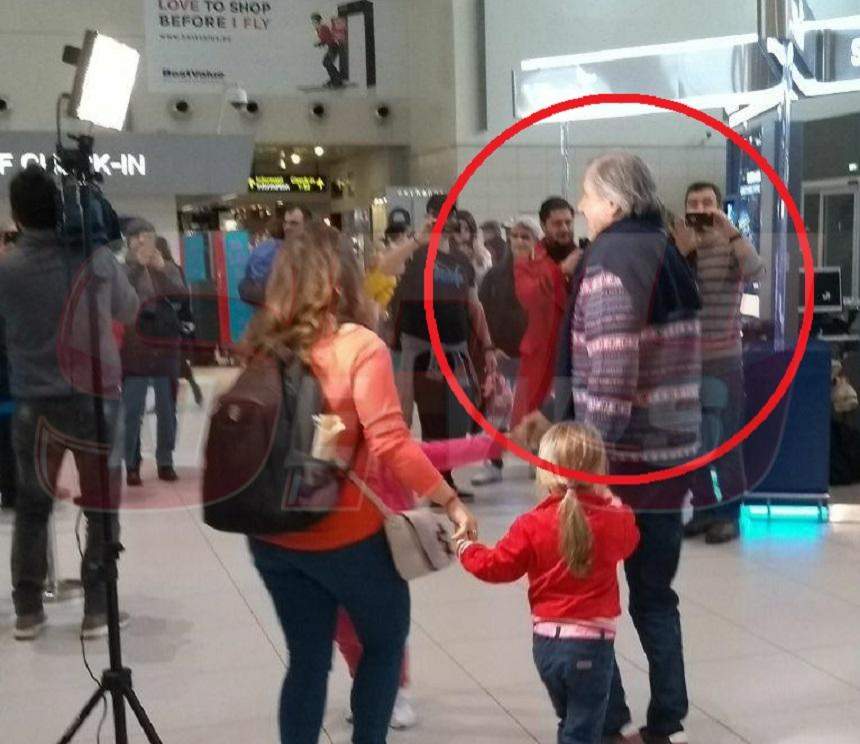 VIDEO / De Dragobete, Ilie Năstase petrece... în aeroport! Sportivul a încins o horă cu alți călători