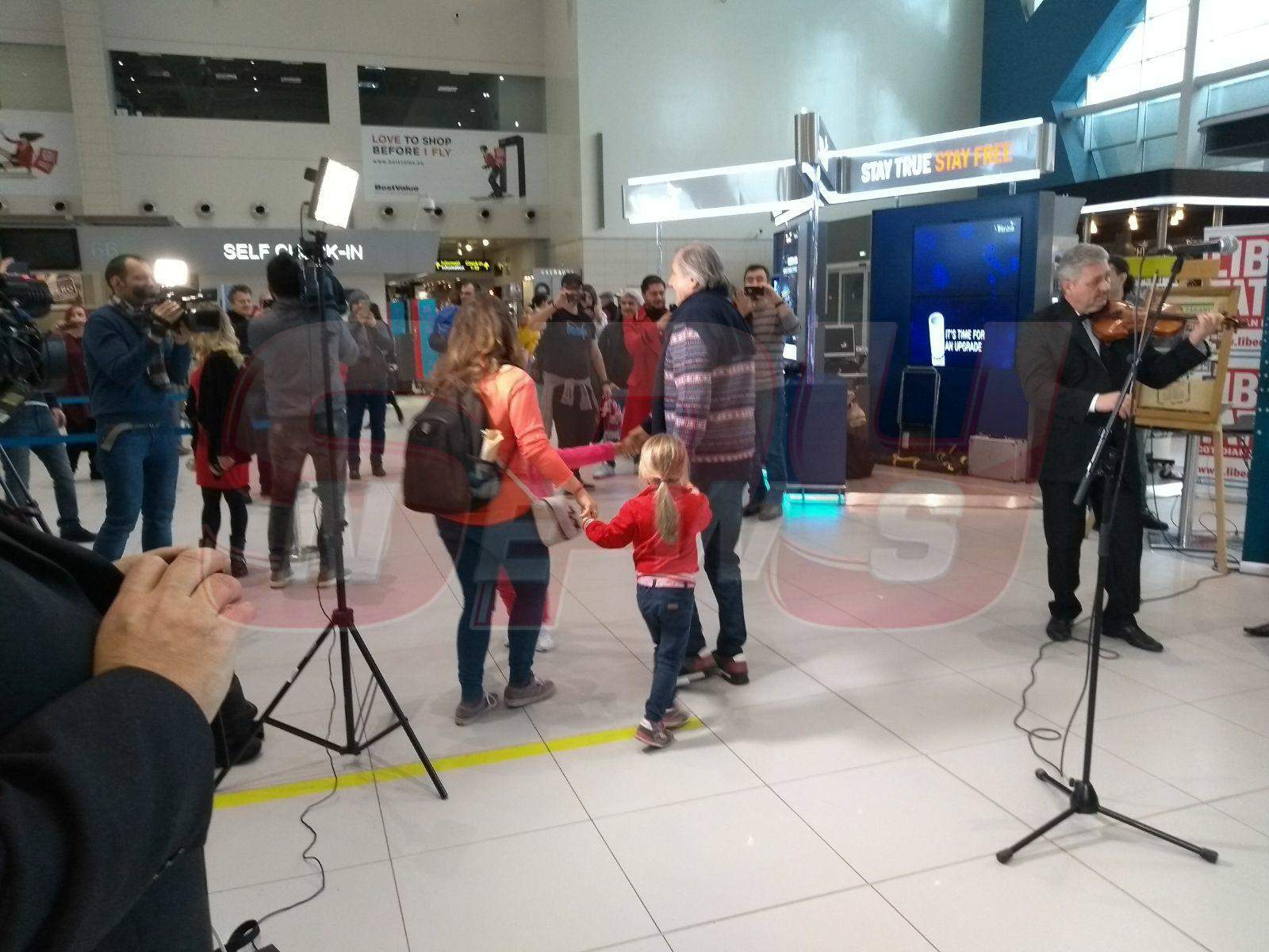 VIDEO / De Dragobete, Ilie Năstase petrece... în aeroport! Sportivul a încins o horă cu alți călători