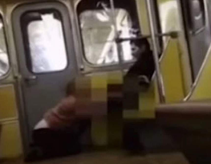 VIDEO /  Doi tineri nu şi-au putut stăpâni pasiunea şi au făcut sex în metrou, de faţă cu ceilalţi călători! Au încercat mai multe poziţii