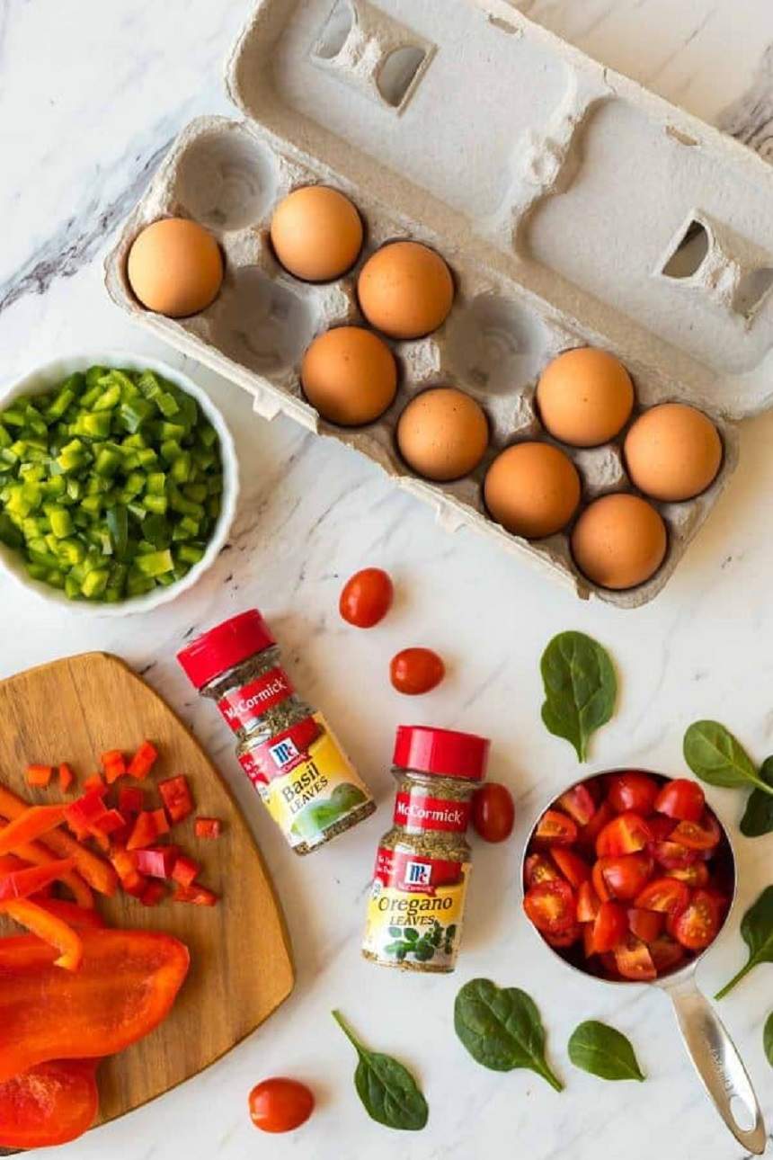 Un mic dejun sănătos şi uşor de preparat! Omletă cu legume la cuptor