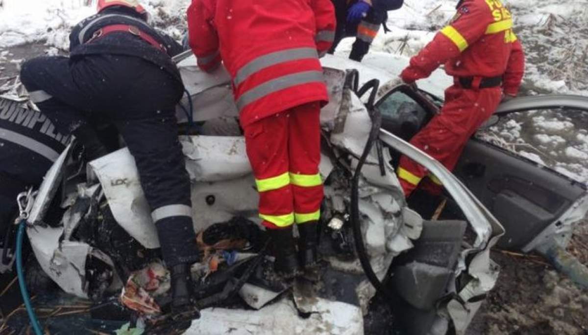 Accident teribil, duminică dimineaţă, în Argeş. O femeie a murit după ce maşina în care se afla a intrat într-un TIR