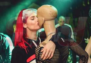 FOTO EXCLUSIV / Raluka nu se mai potoleşte! După scenele fierbinţi cu Jo, vedeta a sărutat un manechin!