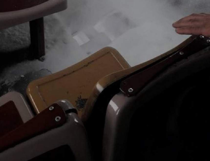 FOTO / La asta nu se aşteptau! Pasagerii care veneau pe trenul de Teleorman au trăit clipe de coşmar, după ce podeaua s-a rupt
