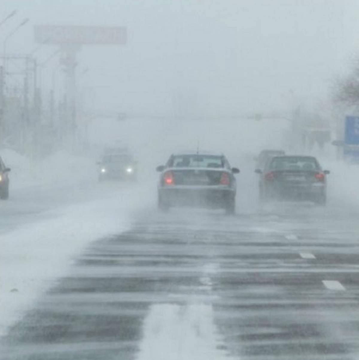 Drumuri închise din cauza vremii! Circulaţia pe două autostrăzi şi pe 25 de drumuri naţionale a fost oprită