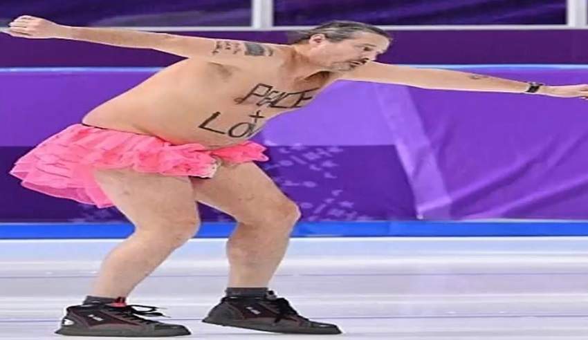 FOTO & VIDEO /  Cel mai funny moment de la Jocurile Olimpice de Iarnă 2018! A apărut in tutu roz cu maimuţa la vedere