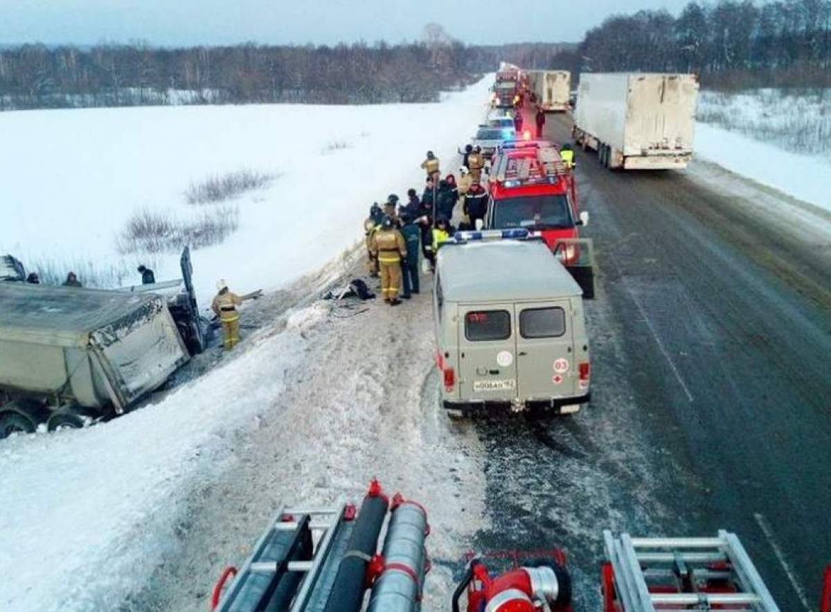 Nouă persoane și-au pierdut viața după ce un camion a intrat în microbuzul în care se aflau