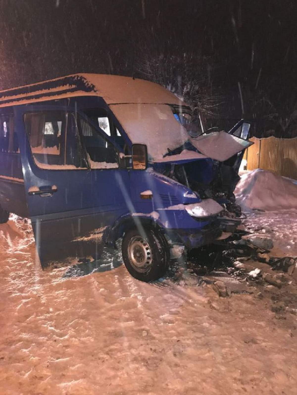 Accident rutier între un microbuz şi un autobuz în judeţul Dâmboviţa! Şapte persoane implicate