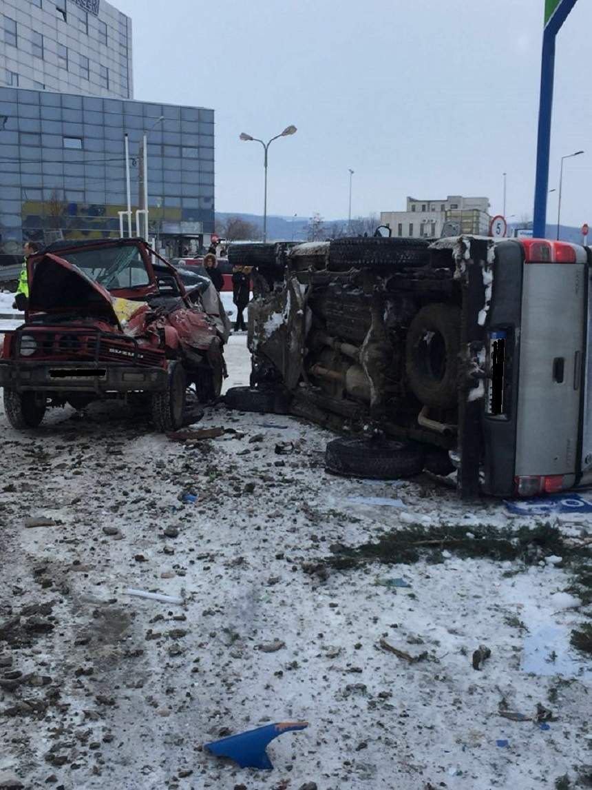 FOTO / Accident cumplit în Vaslui! Un tânăr de 31 de ani a făcut infarct la volan şi s-a răsturnat peste o altă maşină