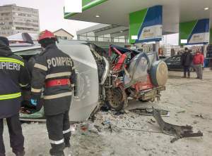 FOTO / Accident cumplit în Vaslui! Un tânăr de 31 de ani a făcut infarct la volan şi s-a răsturnat peste o altă maşină