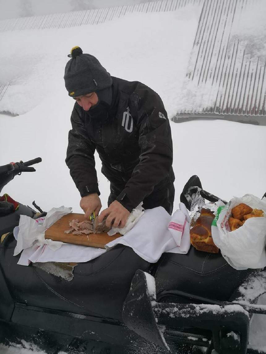 FOTO / Pe asta n-ai văzut-o! Chef Cătălin Scărlătescu găteşte la cote înalte, pe snowmobil! "Boier!"