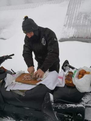 FOTO / Pe asta n-ai văzut-o! Chef Cătălin Scărlătescu găteşte la cote înalte, pe snowmobil! "Boier!"