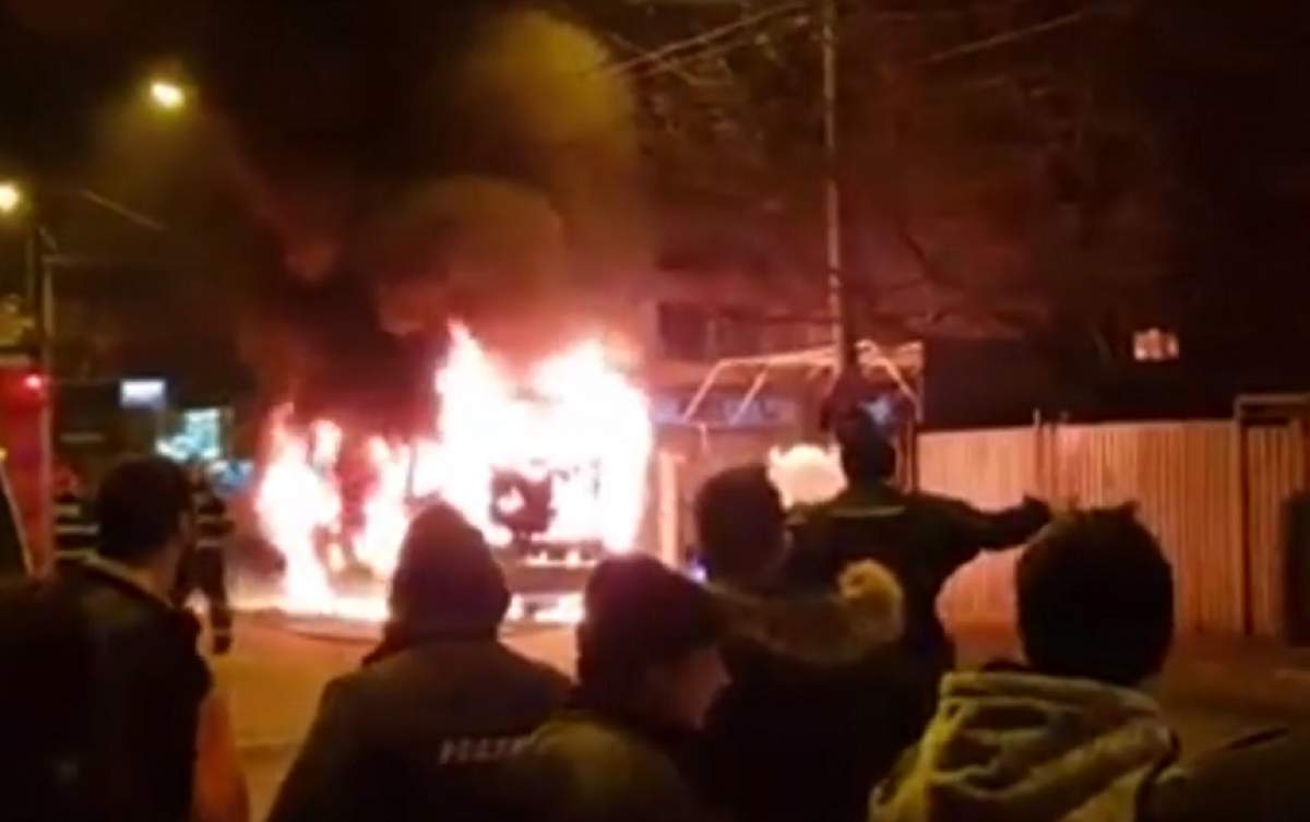 Microbuz în flăcări pe o stradă din București! A ars complet