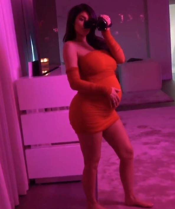 VIDEO / Kylie Jenner a devenit mămică! Sora lui Kim Kardashian a făcut publice imaginile cu burtica de gravidă