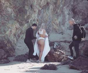 FOTO / Apariţie năucitoare a lui Kim Kardashian la plajă! Şi-a arătat posteriorul în toată splendoarea