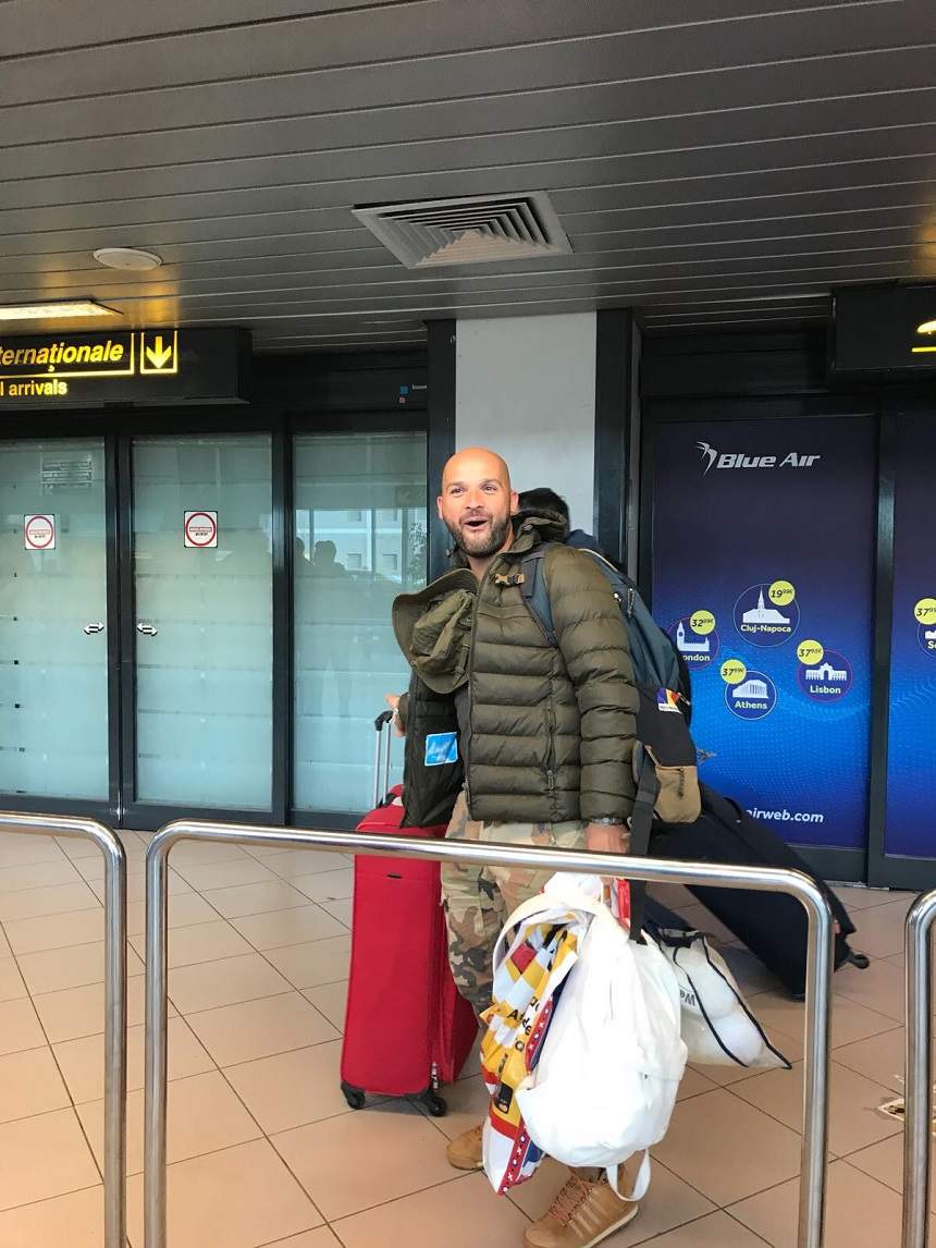 FOTO / Liviu Vârciu și Andrei Ștefănescu, primire emoționantă pe aeroport la întoarcerea din Asia! Cu lacrimi în ochi, şi-au strâns copiii în braţe