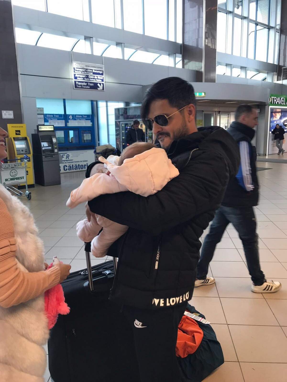 FOTO / Liviu Vârciu și Andrei Ștefănescu, primire emoționantă pe aeroport la întoarcerea din Asia! Cu lacrimi în ochi, şi-au strâns copiii în braţe