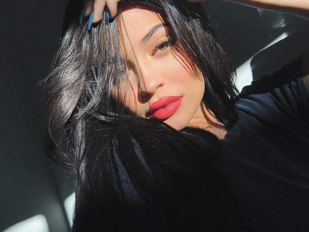 FOTO / S-a aflat numele! Fetița lui Kylie Jenner este protagonista celei mai apreciate poze din istoria Instagram