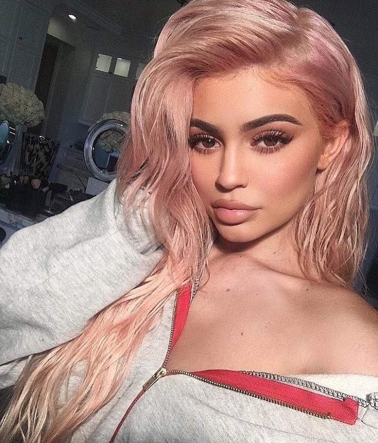 FOTO / S-a aflat numele! Fetița lui Kylie Jenner este protagonista celei mai apreciate poze din istoria Instagram