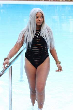 FOTO / La 53 de ani, se crede Kim Kardashian, dar a oripilat pe toată lumea! Vedeta care a avut o apariție horror la piscină